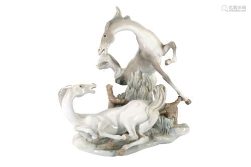 A LARGE LLADRO FIGURE GROUP OF TWO WHITE HORSES
