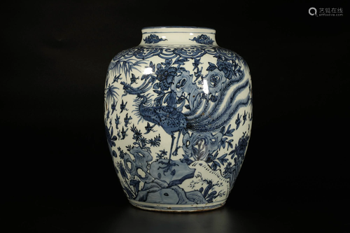 A LARGE PORCELAIN VASE