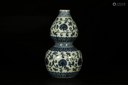 A BLUE-AND-WHITE GLAZE PORCELAIN VASE