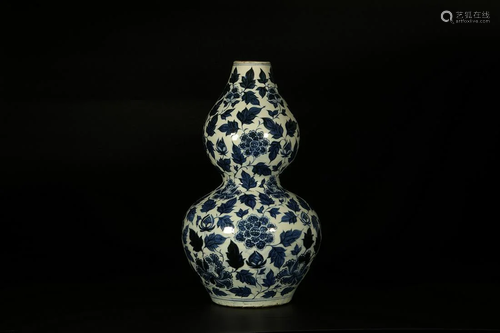 A BLUE-AND-WHITE GLAZE PORCELAIN VASE