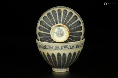 A PAIR OF BLUE-AND-WHITE GLAZE PORCELAIN BOWLS