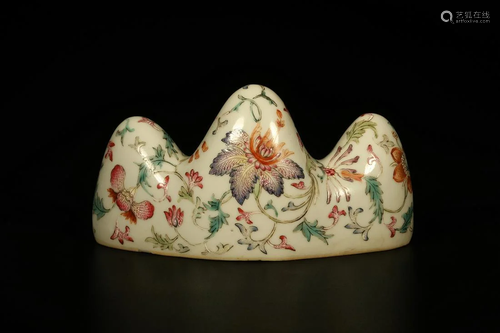 A FAMILLE ROSE GLAZE PORCELAIN BRUSH REST