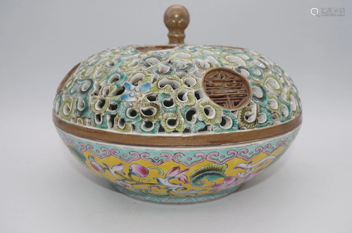 A FAMILLE ROSE GLAZE PORCELAIN LIDDED BOX