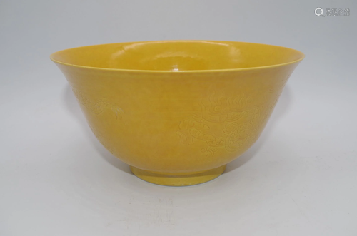 A LARGE YELLOW GLAZE PORCELAIN BOWL