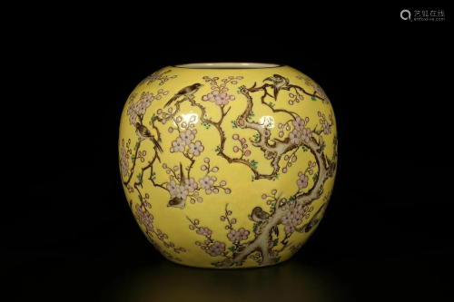 A FAMILLE ROSE GLAZE PORCELAIN JAR