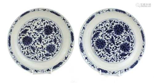 A pair of Chinese blue and white plates,