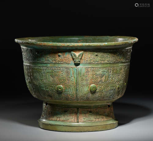 A VERY RARE ARCHAIC BRONZE FOOD VESSEL, YU Late Shang Dynast...