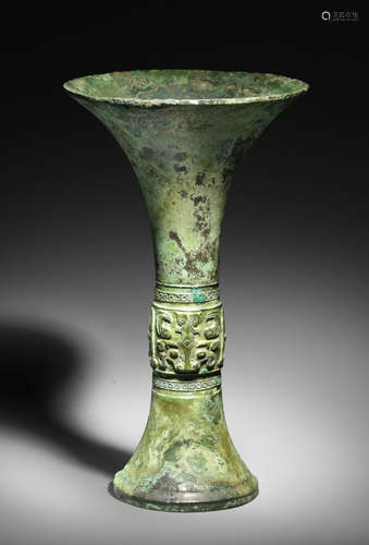 A VERY RARE ARCHAIC BRONZE RITUAL WINE VESSEL, GU Late Shang...