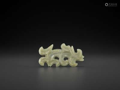 A GREEN JADE ‘CLOUD-SCROLL’ PENDANT, GOUYUN, HONGSHAN