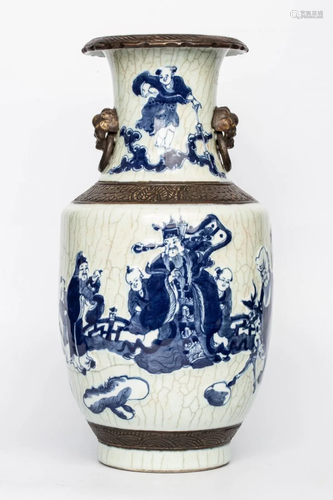 MID TO LATE QING PORCELAIN VASE