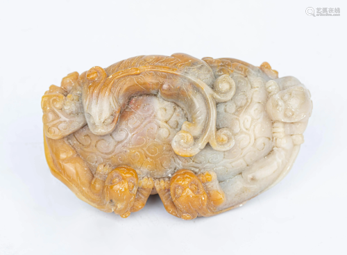 20TH CENTURY BI-COLOUR JADEITE ORNAMENT