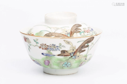 A LATE QING DYNASTY FAMILLE ROSE BOWL WITH COVER