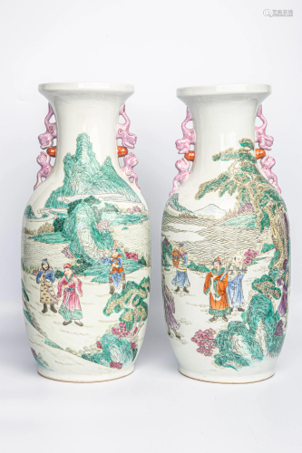 20TH CENTURY A PAIR OF FAMILLE ROSE VASE