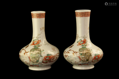 A PAIR OF QING DYNASTY FAMILLE ROSE 