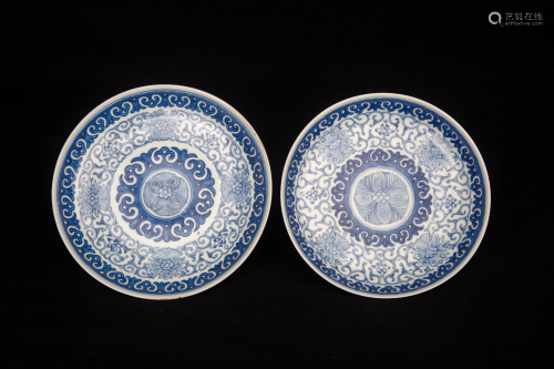 A PAIR OF EARLY QING DYNASTY BLUE WHITE PLATES