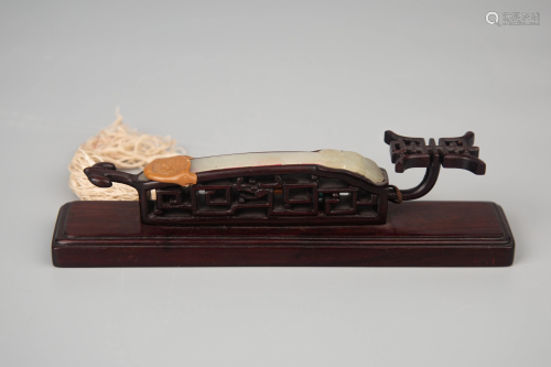MID-QING DYNASTY JADE ORNAMENT WITH ROSEWOOD BASE