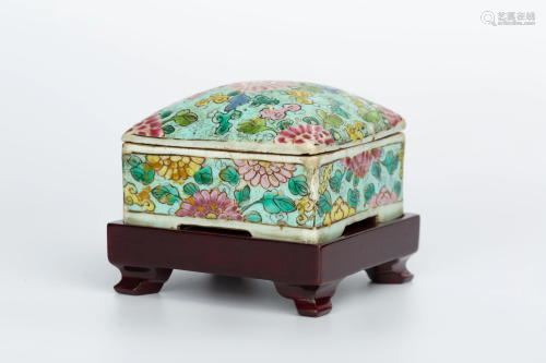 LATE QING DYNASTY FAMILLE ROSE PORCELAIN BOX