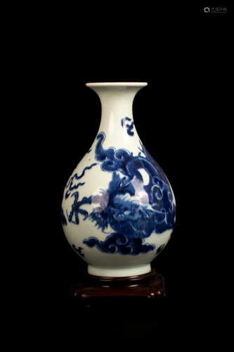 QING FOUR-FINGERED DRAGON BLUE WHITE PEAR-SHAPED…