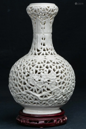 REPUBLIC OF CHINA - HOLLOW DEHUA VASE