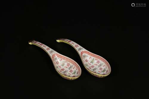 A FAMILLE ROSE SHOU FLOWER AND BUTTERFLY SPOON