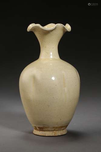 A CIZHOU KLIN WHITE-GLAZED BARBED-RIM VASE