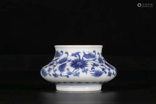 A BLUE AND WHITE   INTERLOCKING LOTUS WEEL SHAPED WATER POT