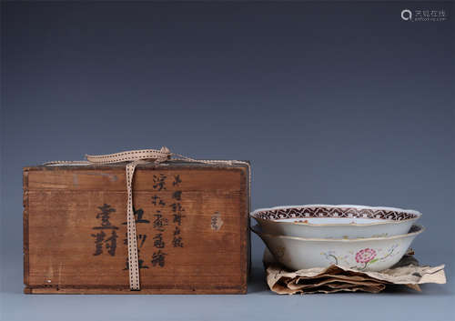 A PAIR OF CHINESE FAMILLE-ROSE PORCELAIN BOWLS