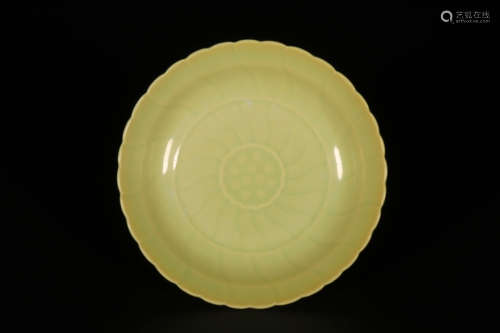 A YELLOW-GLAZED CHRYTHESANMUM PLATE