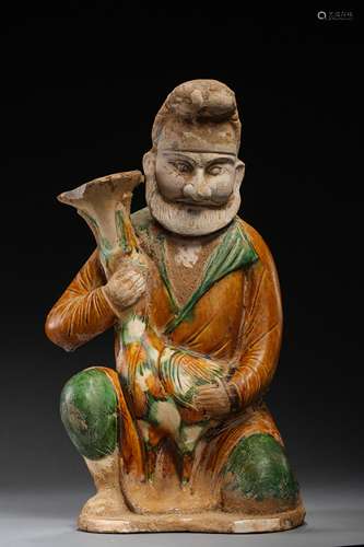 A SANCAI-GLAZED PORCELAIN FIGURE 