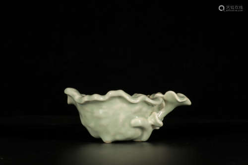 A CELADON-GLAZED LINGZHI SHAPED WASHER