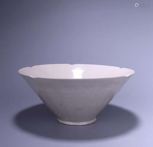 A DING KILM CHARACTER ‘GUAN’ BARBED-RIM BOWL 