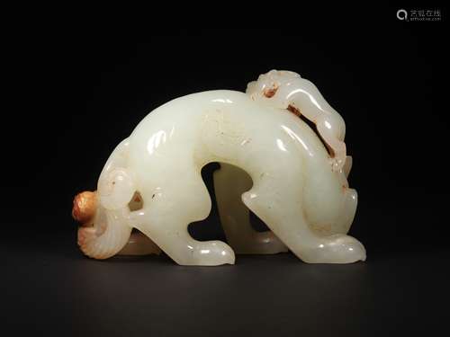 A JADE MOTHER AND SON BEAST ORNAMENT 