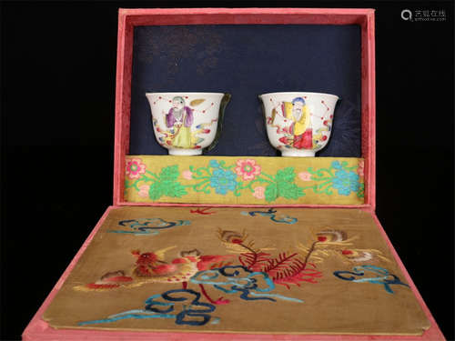 A PAIR OF CHINESE FAMILLE-ROSE FIGURE PORCELAIN CUPS