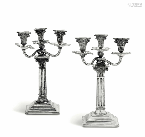 Coppia di candelabri Argento fuso, sagomato e cesellato