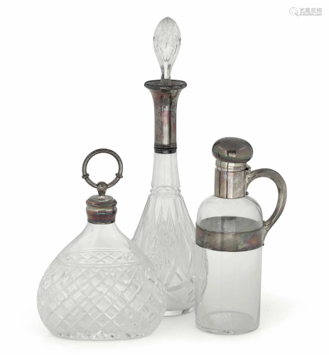 Tre bottiglie differenti in vetro molato e finiture in