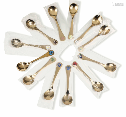 Dodici cucchiai con decorazioni floreali Argenti