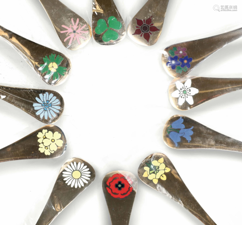 Dodici cucchiai con decorazioni floreali Argenti