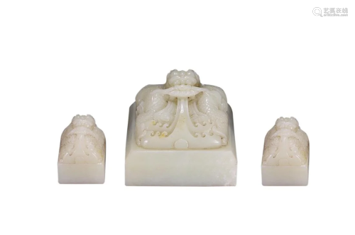 SET OF HETIAN JADE SEALS WITH WOOD CONTAINER