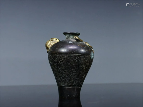 A Chinese Bronze Container