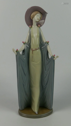 LLADRO TALL ELLEGANT LADY