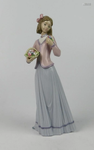 LLADRO GIRL WITH FLOWER