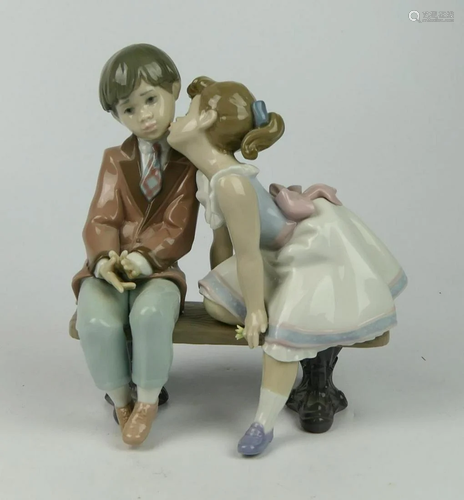 LLADRO 2 CHILDREN KISSING