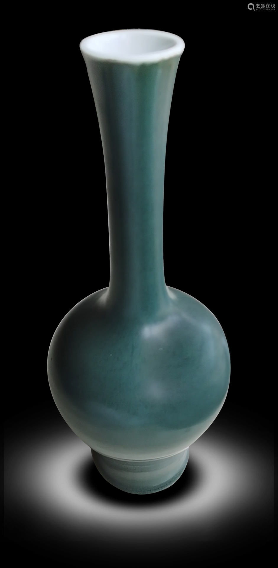 孔雀绿釉长颈瓶