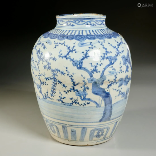Large Chinese blue and white porcelain jar