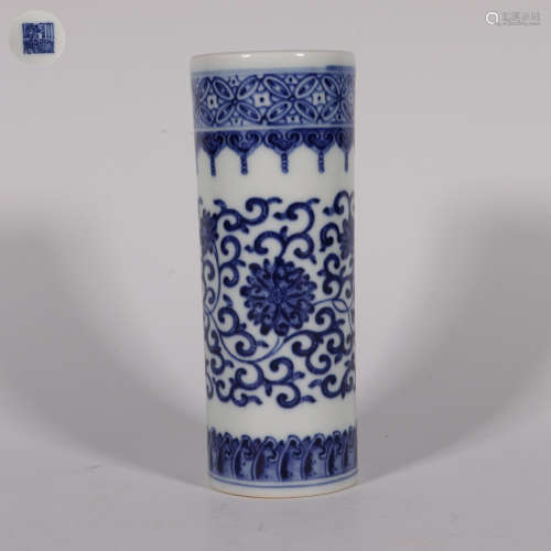 Blue and White Pen Holder with the Pattern of Wrapped Floral