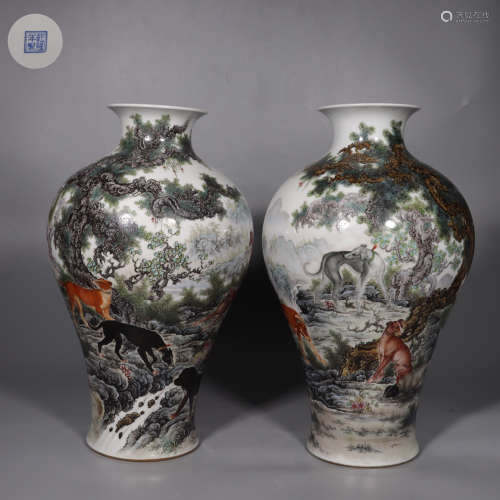 A Pair of Clashing Color Bottle with the Pattern of Animal i...