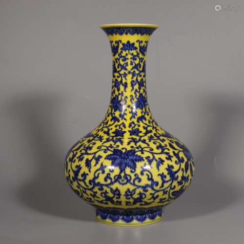 Yellow Bottom Vase with the Pattern of Wrapped Floral in Qin...