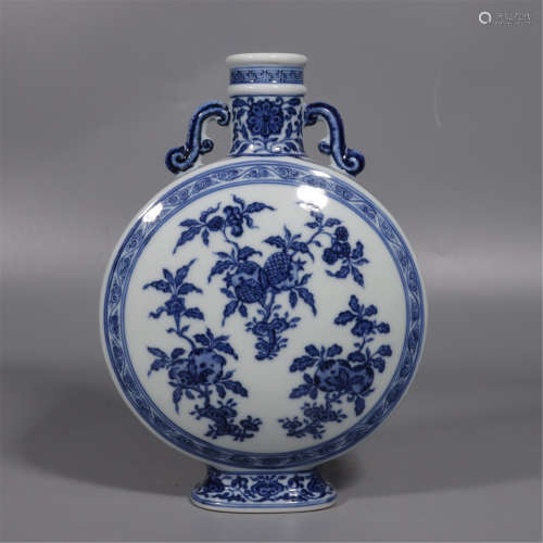 Bule and White Bottle with the Pattern of Flower in Qing Qia...