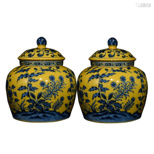 YELLOW GROUND BLUE & WHITE 'FLORAL' COVERED JAR