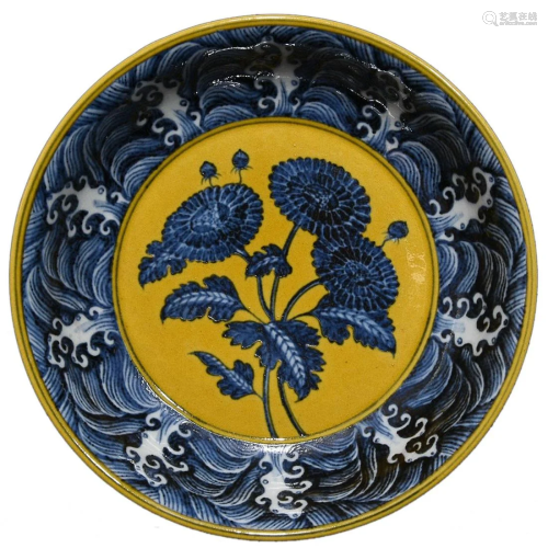 YELLOW GROUND BLUE & WHITE 'FLORAL' CHARGER